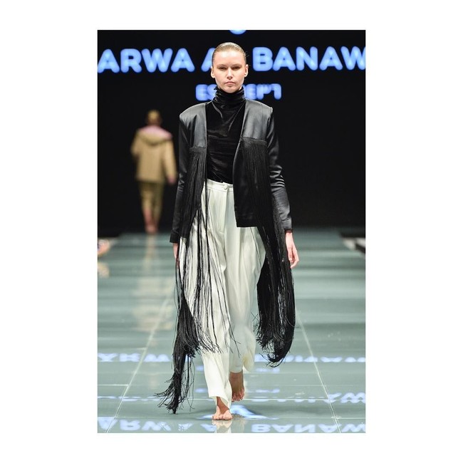 Sejumlah desainer menunjukkan kreativitasnya dalam balutan busana modest. Tak hanya abaya, banyak busana bernuansa street wear kekinian yang melenggang di panggung tersebut. Foto: Instagram/ArabFashionCouncil
