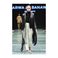 Sejumlah desainer menunjukkan kreativitasnya dalam balutan busana modest. Tak hanya abaya, banyak busana bernuansa street wear kekinian yang melenggang di panggung tersebut. Foto: Instagram/ArabFashionCouncil