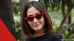 Kece! Kacamata Merah Melissa Karim
