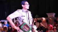 Launching tas Ende digelar di House of Ende di Jalan Prapanca, Jakarta Selatan, Selasa (17/4/2018). Sandiaga tiba di lokasi sekitar pukul 13.30 WIB mengenakan pakaian dinas harian berwarna coklat. 