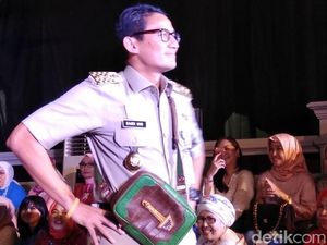 Gaya Sandiaga Lenggak-lenggok Bak Model Promosikan Tas Ende