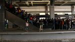 Ngeri! Penumpang di Stasiun Duri Mirip Antrean Mudik Lebaran