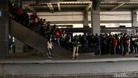 Penumpukan terjadi di eskalator.