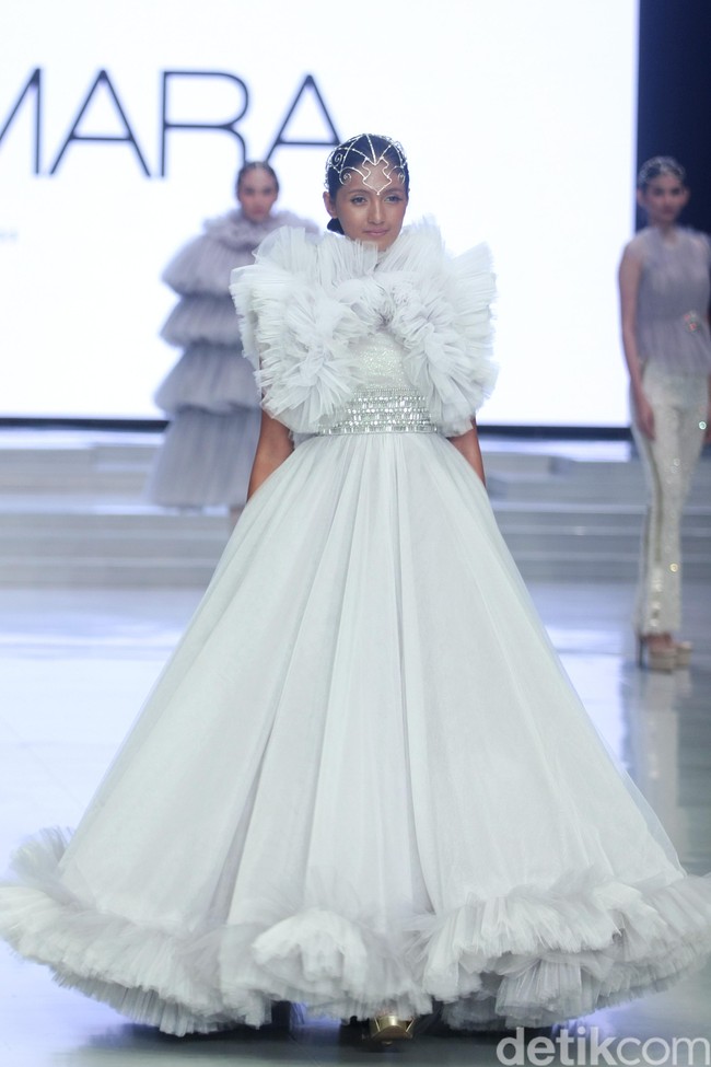 Fashion show Barli Asmara yang berkolaborasi dengan Wardah di Indonesia Fashion Week 2018 ini mengangkat tema Glamorous Delight di Jakarta Convention Center, Jakarta, Sabtu [31/3/2018]. Foto: Mohammad Abduh/Wolipop