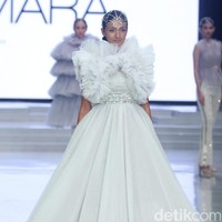 Fashion show Barli Asmara yang berkolaborasi dengan Wardah di Indonesia Fashion Week 2018 ini mengangkat tema Glamorous Delight di Jakarta Convention Center, Jakarta, Sabtu [31/3/2018]. Foto: Mohammad Abduh/Wolipop