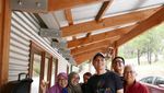 Ganteng dan Family Man, Begini 10 Pose Ben Kasyafani Bersama Makanan