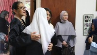 Para selebritis banyak berdatangan ke rumah duka. Foto: Hanif Hawari/detikHOT
