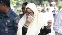 Isak tangis dari keluarga Amoroso di pemakaman.  Foto: Hanif Hawari/detikHOT