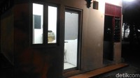 Ada pula ruangan bertuliskan Fadli Zon Library di dekat pos satpam.