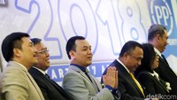 Hadir dalam acara tersebut Nanang Siswanto Direktur Pengembangan Bisnis, Sinurlinda Gustina Direktur Komersial, Galih Saksono Direktur Realty Indaryanto, Direktur Keuangan & SDM Taufik Hidayat Direktur Utama Lukman hidayat, Komisaris Utama Betty Ariana Komisaris dan M. Farela Komisaris Independen saat usai RUPST di Jakarta (17/4).  