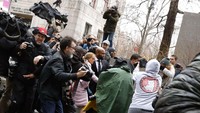 Daniels diburu wartawan begitu tiba di luar gedung pengadilan di Manhattan, New York, pada Senin (16/4) waktu setempat. Foto: REUTERS/Brendan McDermid