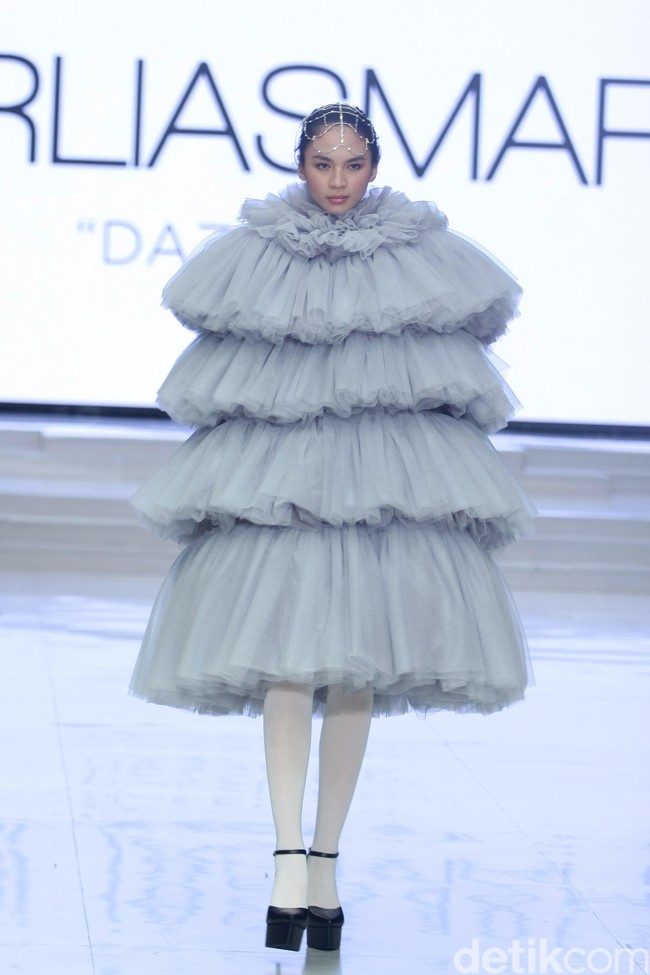 Fashion show Barli Asmara yang berkolaborasi dengan Wardah di Indonesia Fashion Week 2018 ini mengangkat tema Glamorous Delight di Jakarta Convention Center, Jakarta, Sabtu [31/3/2018]. Foto: Mohammad Abduh/Wolipop