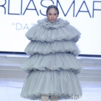 Fashion show Barli Asmara yang berkolaborasi dengan Wardah di Indonesia Fashion Week 2018 ini mengangkat tema Glamorous Delight di Jakarta Convention Center, Jakarta, Sabtu [31/3/2018]. Foto: Mohammad Abduh/Wolipop