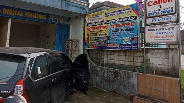 Percetakan ini berkamuflase menjadi toko buku