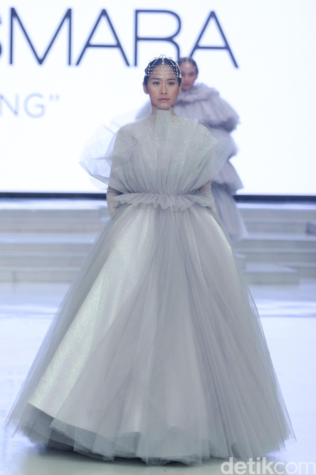 Fashion show Barli Asmara yang berkolaborasi dengan Wardah di Indonesia Fashion Week 2018 ini mengangkat tema Glamorous Delight di Jakarta Convention Center, Jakarta, Sabtu [31/3/2018]. Foto: Mohammad Abduh/Wolipop