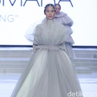 Fashion show Barli Asmara yang berkolaborasi dengan Wardah di Indonesia Fashion Week 2018 ini mengangkat tema Glamorous Delight di Jakarta Convention Center, Jakarta, Sabtu [31/3/2018]. Foto: Mohammad Abduh/Wolipop