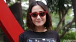 Kece! Kacamata Merah Melissa Karim