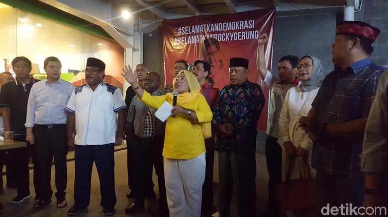 Lulung hingga Ratna Sarumpaet Kumpul Dukung Rocky Gerung Lulung hingga Ratna Sarumpaet Kumpul Dukung Rocky Gerung