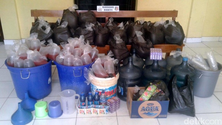 Polres Cianjur Ungkap Miras Oplosan Berbahan Cairan Pembersih Polres Cianjur Ungkap Miras Oplosan Berbahan Cairan Pembersih