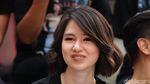 Senyum Laura Basuki Makin Manis Aja!