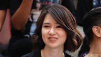 Bengong saja Laura Basuki tetap terlihat Manis. Foto: Palevi S/detikHOT