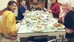 Begini Gaya Najwa Shihab Saat Menghirup Teh dan Menyantap Nasi Kapau