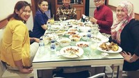 Begini gayanya saat makan bersama mantan Gubernur DKI Jakarta, Ahok. Saat makan sajian tradisional, Najwa Shihab memilih jus jeruk sebagai minum. Foto: Instagram @najwashihab