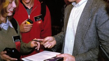 Dari tahun 1997 sampai 2004, Dell menikmati pertumbuhan penjualan stabil dan mencaplok pangsa pasar pesaing. Sampai tahun 2001, Dell juga menjadi nomor satu soal kualitas dan layanan menurut laporan Consumer Reports. Dell berhasil melampaui Compaq sebagai produsen komputer PC terbesar di dunia pada tahun 1999. Namun pada tahun 2002, Compaq yang bergabung dengan HP kembali menyalip Dell. Foto: istimewa