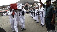 Pemakan Amoroso sendiri di makamkan secara militer, dengan pelepasan senjata yang dilakukan anggota TNI. Foto: Hanif Hawari/detikHOT
