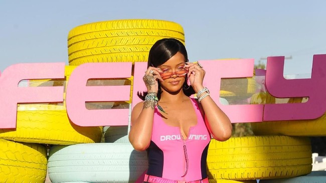 Rihanna memang tak pernah takut untuk memamerkan kekurangannya. Hal itu juga yang menginspirasi mantan kekasih Chris Brown ini untuk meluncurkan merek kosmetik Fenty Beauty. (Foto: John Sciulli/Getty Images)