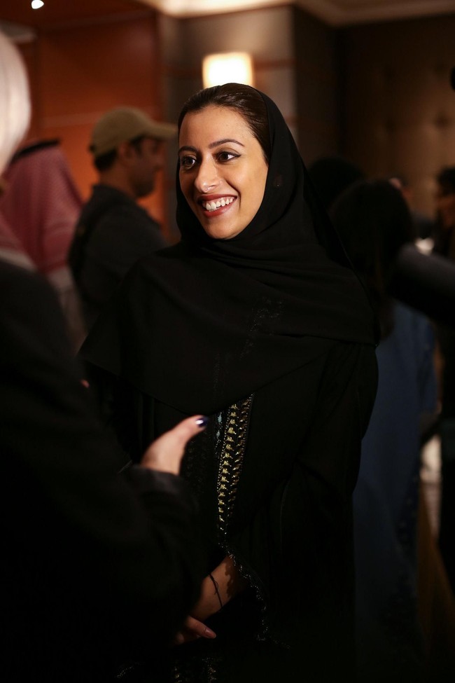 Kehadiran perwakilan kerajaan Arab Saudi, Putri Noura juga tak kalah mencuri perhatian. Ia tampil elegan dengan abaya hitam beraksen keemasan. Ia pun mengungkapkan harapannya untuk mengangkat fashion Arab ke mata dunia. Foto: Maya Anwar for The New York Times