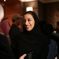 Kehadiran perwakilan kerajaan Arab Saudi, Putri Noura juga tak kalah mencuri perhatian. Ia tampil elegan dengan abaya hitam beraksen keemasan. Ia pun mengungkapkan harapannya untuk mengangkat fashion Arab ke mata dunia. Foto: Maya Anwar for The New York Times