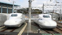 Adalah perusahaan Central Japan Railway Co. yang telah meluncurkan model baru keretanya, bernama Shinkansen N700S atau Shinkansen Supreme. Shinkansen Supreme sebelah kiri (CNN Travel) 