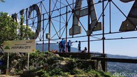 Foto: Kalau kamu berkunjung ke Jayapura, jangan lupa mampir ke Bukit Jokowi yang Instagramable. Kapan lagi bisa menikmati keindahan alam Papua dari ketinggian, plus bisa melihat Jembatan Holtekamp yang mempesona. (Elvan/detikTravel)