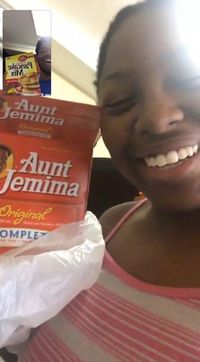 <i>So Sweet!</i> Pasangan 'LDR' Ini Masak Pancake Bareng Via <i>Video Call</i>