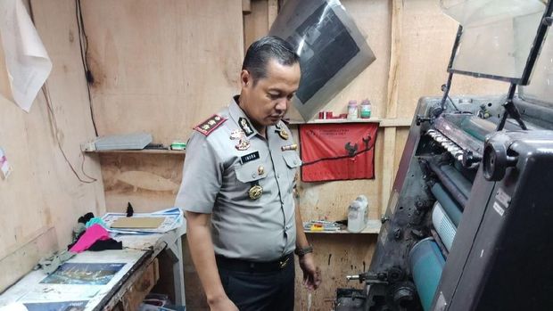 Alat pencetak uang palsu