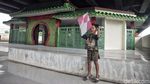 Musala Keren Bergaya Tiongkok di Kolong Tol