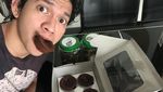 Keren! Gaya Iko Uwais Saat Makan Es Krim di Kolombia dan Nasi Padang