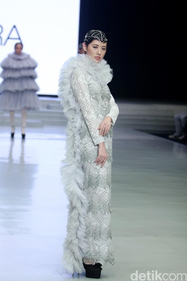 Fashion show Barli Asmara yang berkolaborasi dengan Wardah di Indonesia Fashion Week 2018 ini mengangkat tema Glamorous Delight di Jakarta Convention Center, Jakarta, Sabtu [31/3/2018]. Foto: Mohammad Abduh/Wolipop