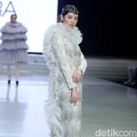 Fashion show Barli Asmara yang berkolaborasi dengan Wardah di Indonesia Fashion Week 2018 ini mengangkat tema Glamorous Delight di Jakarta Convention Center, Jakarta, Sabtu [31/3/2018]. Foto: Mohammad Abduh/Wolipop