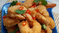 Sederhana tapi menggoda. Udang tempura yang satu ini diberi taburan cabai, kalau suka pedas tinggal makan bersama cabainya. Foto ini diposting netizen @nophylea. Foto: Instagram