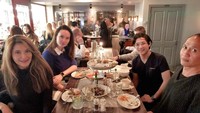 Sedang makan bersama sang bunda dan beberapa keluarganya, Rassya pun tengah asyik menikmati makanan enak di New York. Foto: Instagram @tamarableszynskiofficial