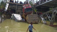 1 Dump truk muat limbah smelter, 2 truk tronton muat pasir dan 1 sepeda motorterjun ke Bengawan Solo/Foto: Eko Sudjarwo