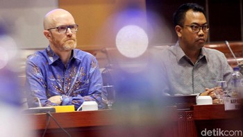 Kepala Kebijakan Publik Facebook Asia Tenggara Simon Milner saat menyimak pertanyaan Komisi I DPR.