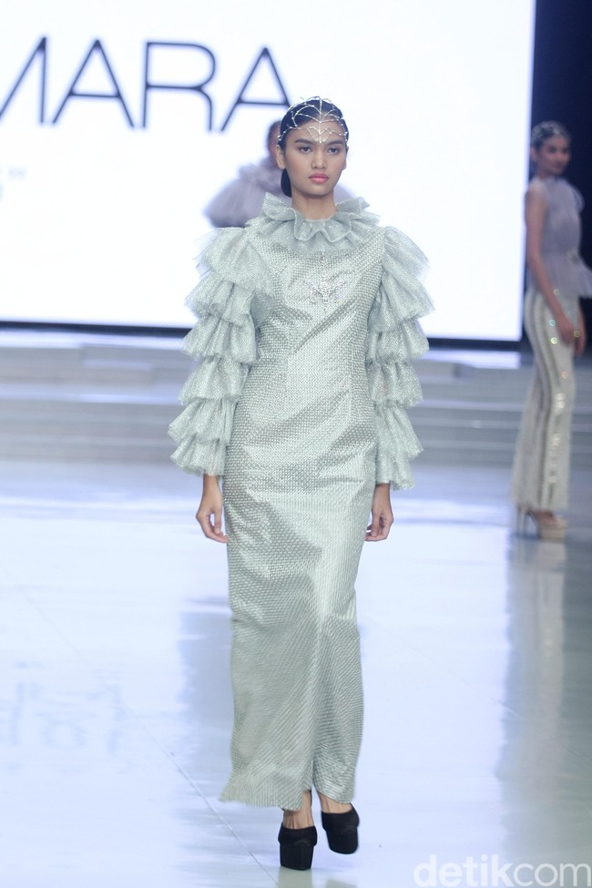 Fashion show Barli Asmara yang berkolaborasi dengan Wardah di Indonesia Fashion Week 2018 ini mengangkat tema Glamorous Delight di Jakarta Convention Center, Jakarta, Sabtu [31/3/2018]. Foto: Mohammad Abduh/Wolipop