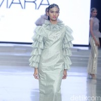 Fashion show Barli Asmara yang berkolaborasi dengan Wardah di Indonesia Fashion Week 2018 ini mengangkat tema Glamorous Delight di Jakarta Convention Center, Jakarta, Sabtu [31/3/2018]. Foto: Mohammad Abduh/Wolipop