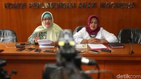 Komisioner KPAI Bidang Pendidikan Retno Listyarti bersama Asisten Deputi Pemenuhan Hak Anak atas Pendidikan Kreativitas dan Budaya, Kementerian PPPA Evi Hendrani memberi keterangan pers terkait Ujian Nasional Berbasis Komputer (UNBK) tingkat SMA di gedung KPAI, Menteng, Jakarta Pusat, Selasa (17/4/2018).
