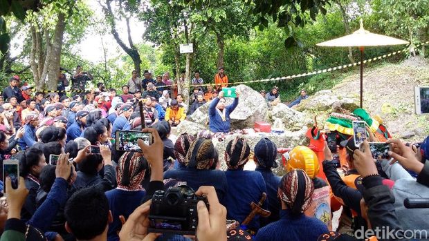 Prosesi labuhan ageng di Merapi