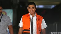 Moch Anton keluar dengan memakai rompi tahanan KPK.