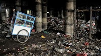 Tumpukan sampah juga berasal dari pemukiman warga sekitar.